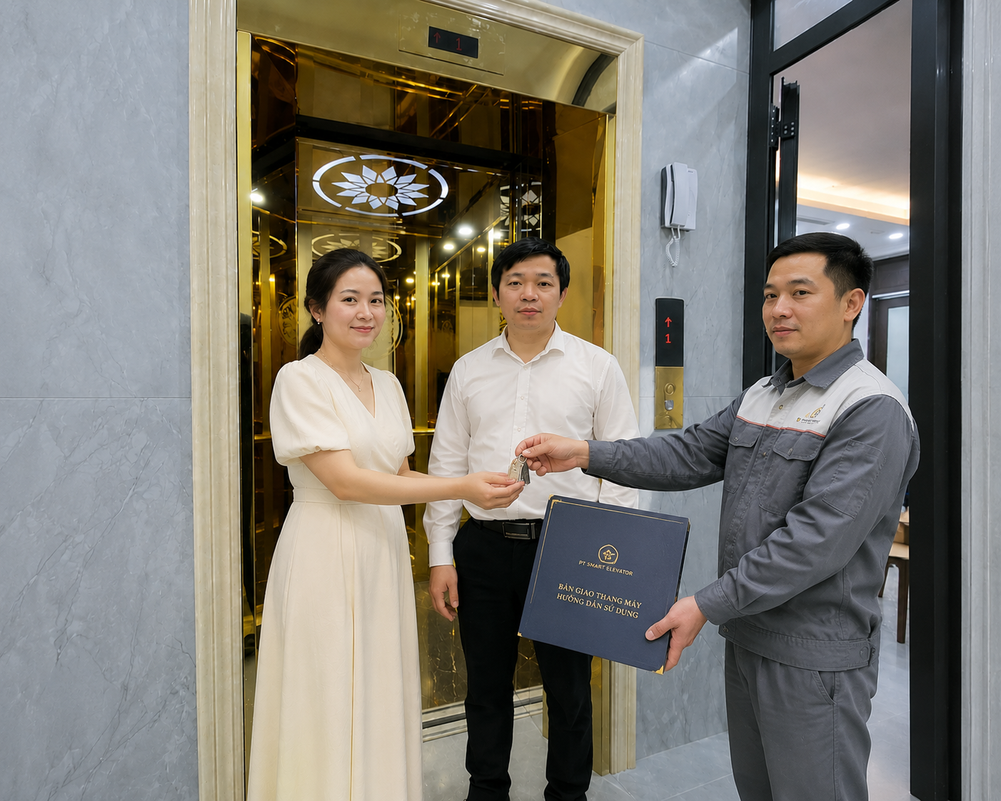 Kỹ thuật viên bàn giao thang máy gia đình mới lắp đặt cho khách hàng trong nhà sang trọng